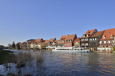 Deutschland, Bamberg, Ansicht von Klein-Venedig mit Regnitz im Vordergrund - RUEF01938