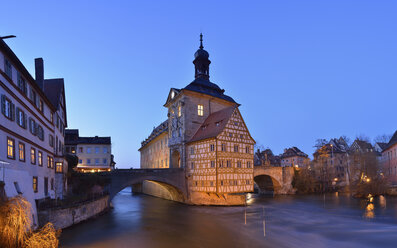 Deutschland, Bamberg, Blick auf das Rathaus zur blauen Stunde - RUEF01939
