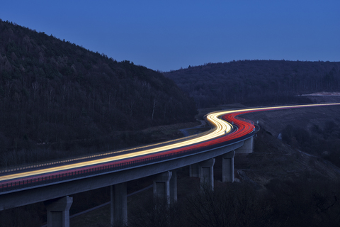 Deutschland, Bayern, S-förmige Autobahn A3 zwischen Würzburg und Aschaffenburg, Langzeitbelichtung, lizenzfreies Stockfoto