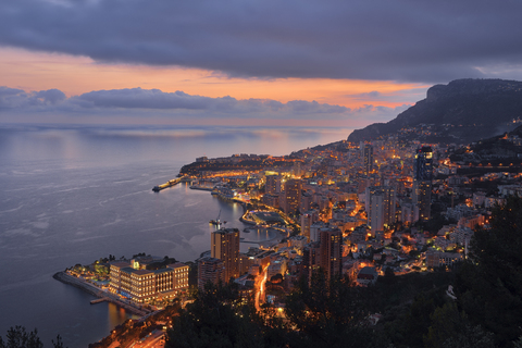 Monaco, Monte Carlo, Blick auf die beleuchtete Stadt in der Abenddämmerung, lizenzfreies Stockfoto