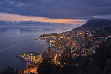 Monaco, Monte Carlo, Blick auf die beleuchtete Stadt in der Abenddämmerung - RUEF01953