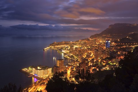 Monaco, Monte Carlo, Blick auf die beleuchtete Stadt in der Abenddämmerung, lizenzfreies Stockfoto