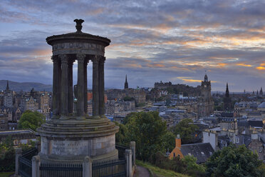 UK, Schottland, Edinburgh, Blick auf die Stadt vom Carlton Hill mit dem Dugald Stewart Monument im Vordergrund - RUEF01955