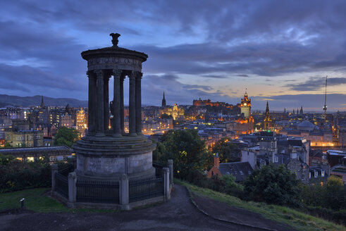 UK, Schottland, Edinburgh, Blick auf die Stadt vom Carlton Hill mit dem Dugald Stewart Monument im Vordergrund - RUEF01956