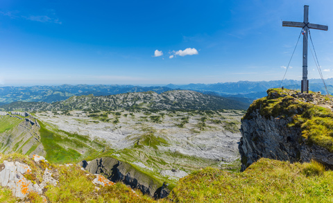 Österreich, Allgäuer Alpen, Vorarlberg, Kleinwalsertal, Gottesacker, Panoramablick vom Gipfelkreuz Hoher Ifen zum Gottesackerplateau, lizenzfreies Stockfoto