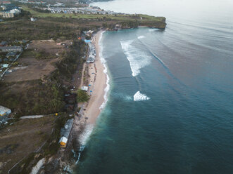 Indonesien, Bali, Luftaufnahme von Balangan Strand - KNTF01398