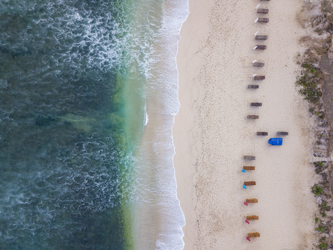 Indonesien, Bali, Luftaufnahme des Strandes von Balangan, leere Liegestühle, lizenzfreies Stockfoto