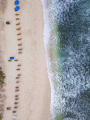 Indonesien, Bali, Luftaufnahme des Strandes von Balangan, leere Liegestühle - KNTF01404