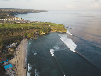 Indonesien, Bali, Luftaufnahme von Balangan Strand - KNTF01415
