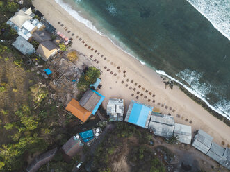 Indonesien, Bali, Luftaufnahme von Balangan Strand von oben - KNTF01417