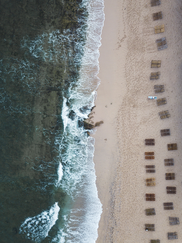 Indonesien, Bali, Luftaufnahme des Strandes von Balangan, leere Liegestühle von oben, lizenzfreies Stockfoto