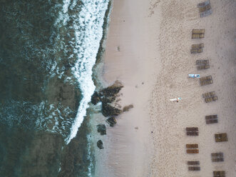 Indonesien, Bali, Luftaufnahme des Strandes von Balangan, leere Liegestühle von oben - KNTF01420