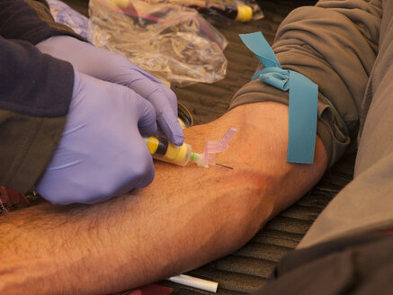 Ein Arzt entnimmt Blut aus der Ellenbogenvene im Rahmen einer medizinischen Forschungsstudie zur Höhenkrankheit am Denali in Alaska. - AURF04031