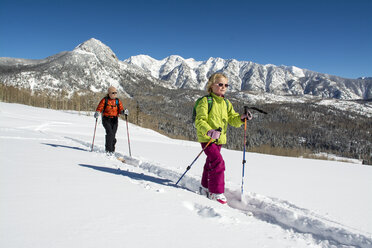 Eine Mutter und ihre Tochter beim Skifahren im San Juan National Forest, Durango, Colorado. - AURF04036