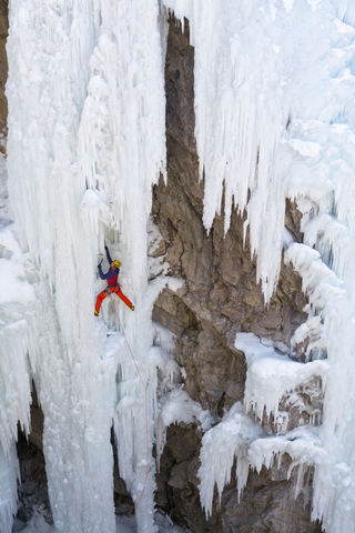 Ein Mann beim Eisklettern in der Nähe von Ouray, Colorado., lizenzfreies Stockfoto