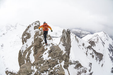 Ein Mann besteigt den Lizard Head Peak, Telluride, Colorado. - AURF04046