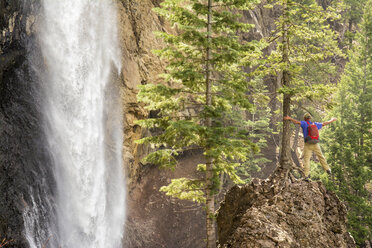 Ein Mann wandert unterhalb der Treasure Falls, San Juan National Forest, Pagosa Springs, Colorado. - AURF04051