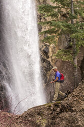 Ein Mann wandert unterhalb der Treasure Falls, San Juan National Forest, Pagosa Springs, Colorado. - AURF04052