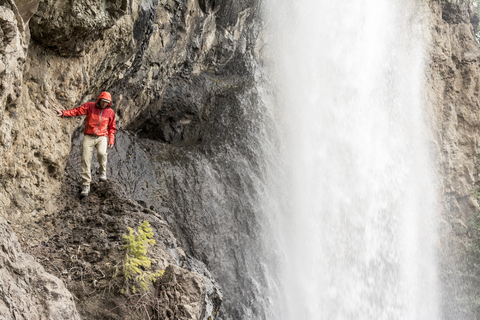 Ein Mann wandert unterhalb der Treasure Falls, San Juan National Forest, Pagosa Springs, Colorado., lizenzfreies Stockfoto