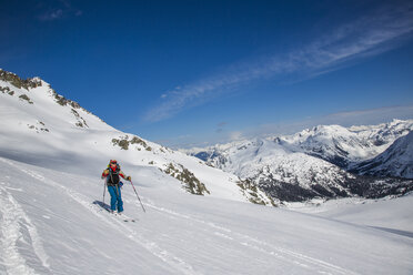 Ein Skifahrer fährt während der Spearhead Traverse in den Coast Mountains von British Columbia, Kanada, in eine Kerbe hinunter. - AURF04059