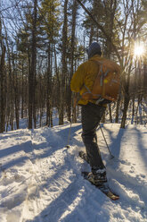 Ein Mann beim Schneeschuhwandern auf dem Kennard Hill in Epping, New Hampshire. - AURF04074