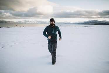 Ein Mann läuft im Schnee - AURF04093