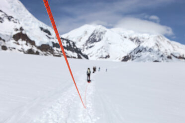 Ein Team von Bergsteigern wird bei der Überquerung des unteren Kahiltna-Gletschers auf dem Weg zum 12.000-Fuß-Lager Mount McKinley in Alaska angeseilt. - AURF04098