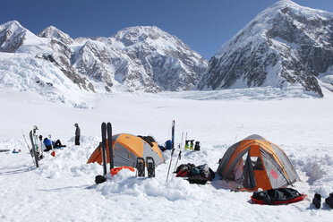 Ein Team von Bergsteigern ruht sich in seinem Zeltlager auf dem unteren Kahiltna-Gletscher auf dem Weg zum Mount McKinley in Alaska aus. - AURF04099