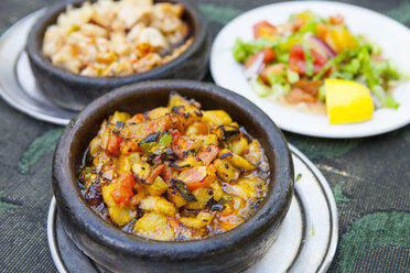 Ein typisch türkisches Gericht mit einem heißen Kartoffeltopf und Salat. - AURF04100
