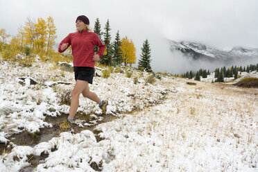 Eine Frau beim Trailrunning am Molas Pass in der Nähe von Silverton, Colorado. - AURF04114