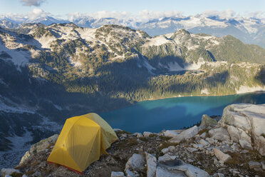 Ein gelbes Zelt hoch oben auf einem Berg über dem Pinecone Lake. - AURF04123