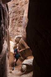 Eine Frau spaziert zwischen Sandsteintürmen im Doll House im Canyonlands National Park, Utah. - AURF04151