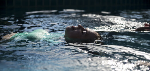 Eine Frau schwimmt in einem Pool in einem Resort in Südthailand. - AURF04160