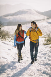 Ein junges Paar wandert in den winterlichen Bergen. - AURF04164