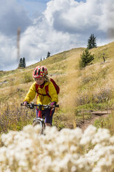 Ein junges Mädchen beim Mountainbiking im San Juan National Forest, Silverton, Colorado. - AURF04185
