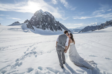 Ein abenteuerlustiges Brautpaar heiratet auf einem Gletscher im Denali National Park. - AURF04271
