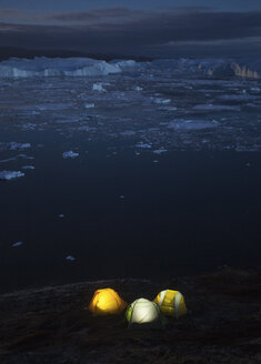 Campingzelte bei Nacht am Ufer des Ilulissat-Eisfjords, Grönland, Dänemark - AURF04346