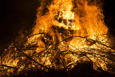 Ein Lagerfeuer, das Snowboardboote nach dem Ende der Saison verbrennt - AURF04366