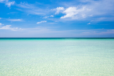 Blauer Himmel und Horizont über klarem Meerwasser, Philippinen - AURF04372