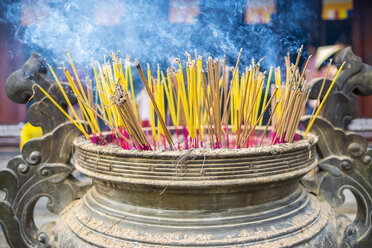 Brennende Räucherstäbchen in der Thien Mu Pagode, Hue, Vietnam - AURF04373