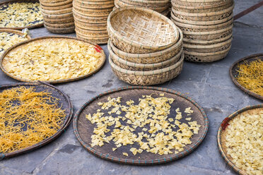 Cao lß║ºu-Nudeln beim Trocknen in der Sonne, Hoi An, Vietnam - AURF04374