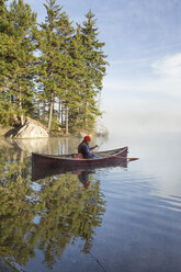 Ein Angler wirft an einem kühlen Herbstmorgen in Vermont seine Angel aus. - AURF04394