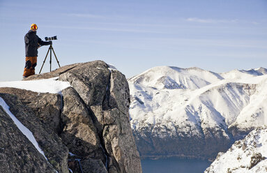 Ein Filmer mit seiner Kamera auf einem Felsen am Cerro Catedral, Argentinien - AURF04411