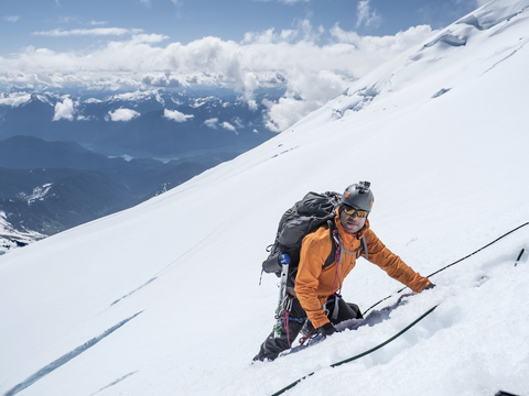Ein Bergsteiger auf dem Mount Baker im Bundesstaat Washington., lizenzfreies Stockfoto