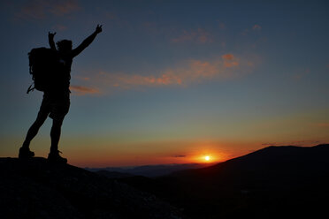 Ein Mann wandert bei Sonnenuntergang den Appalachenweg entlang - AURF04485