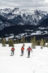 Eine Gruppe von Skiläufern im San Juan National Forest, Silverton, Colorado. - AURF04492