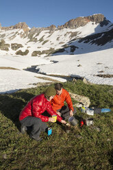 Ein Ehemann und seine Frau bei der Zubereitung einer gemeinsamen Mahlzeit auf dem Campingplatz im Ice Lakes Basin - AURF04493