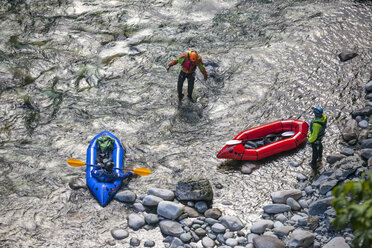 Eine Gruppe von drei Männern macht eine Pause beim Packrafting auf dem Chehalis River, British Columbia, Kanada - AURF04495