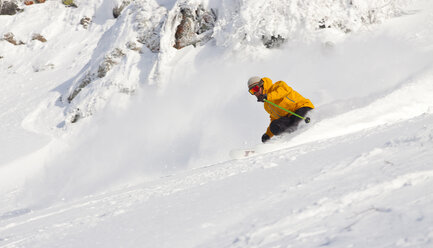 Ein männlicher Skifahrer machen eine Wende in der Hellroaring Basin bei Whitefish Mountain Resort in Whitefish, Montana, USA - AURF04499