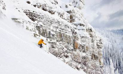 Ein männlicher Skifahrer machen eine Wende in der Ost-Kante am Whitefish Mountain Resort in Whitefish, Montana, USA - AURF04500